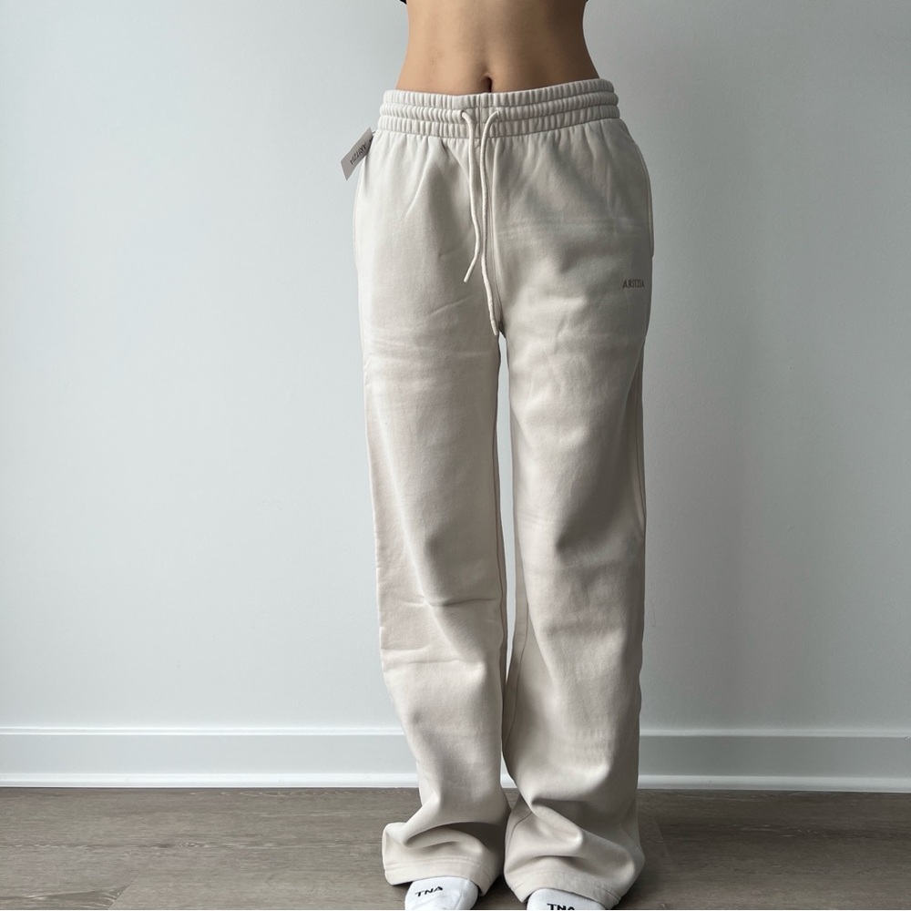 Aritzia Cozy Fleece Boyfriend Basic Wide Sweatpants Matte Pearl Taupe Size S - Picture 4 of 10